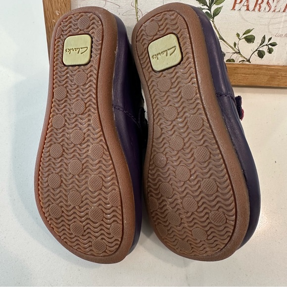 Clarks - Toddler Purple Shoe in Genuine Leather and Velcro Closure Flowers - 7W - Picture 9 of 10